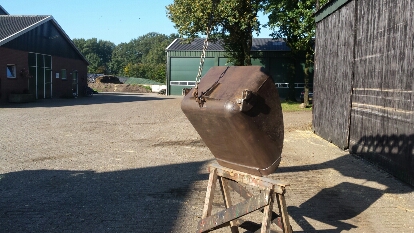 Bak was ooit beton mee geschept maar niet schoon gemaakt, engels beton is echt hard