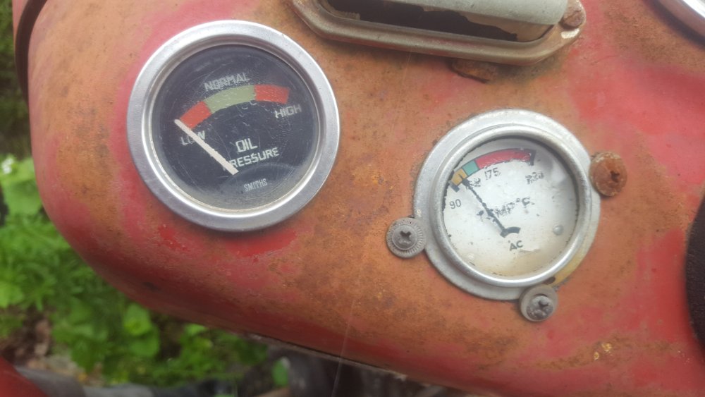 Is de witte AC meter van deze trekker origineel?