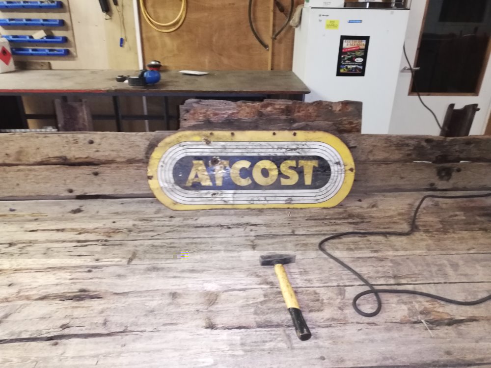 Een geëmailleerd bord van Atcost. Blijkt een beton/ asbest fabrikant te zijn in UK.