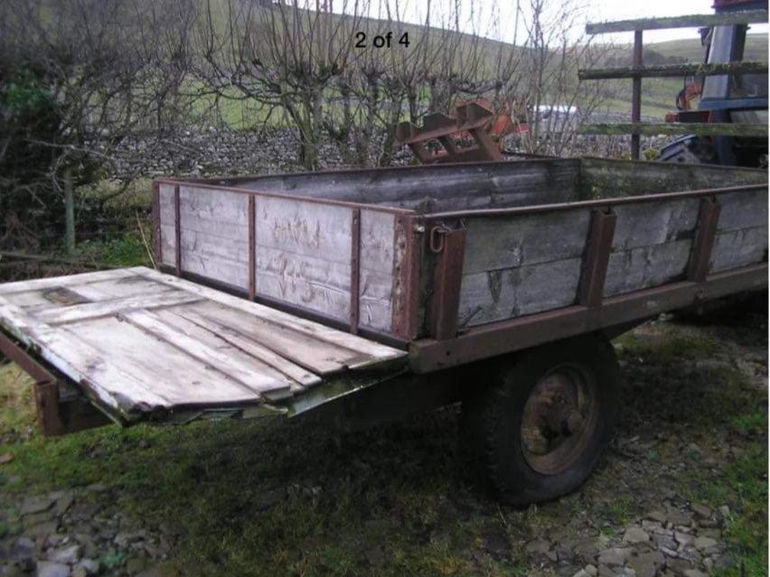 Zo kocht de vorige eigenaar de trailer. Hij heeft geprobeerd hem op te knappen. Hij heeft geprobeerd hem te schilderen en heel veel staalplamuur gebruikt