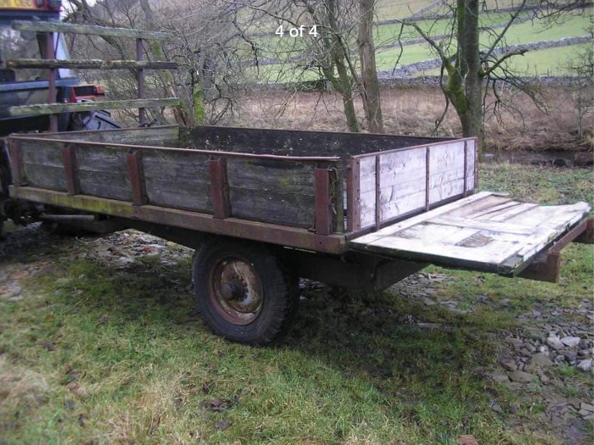 Zo kocht de vorige eigenaar de trailer. Hij heeft geprobeerd hem op te knappen. Hij heeft geprobeerd hem te schilderen en heel veel staalplamuur gebruikt